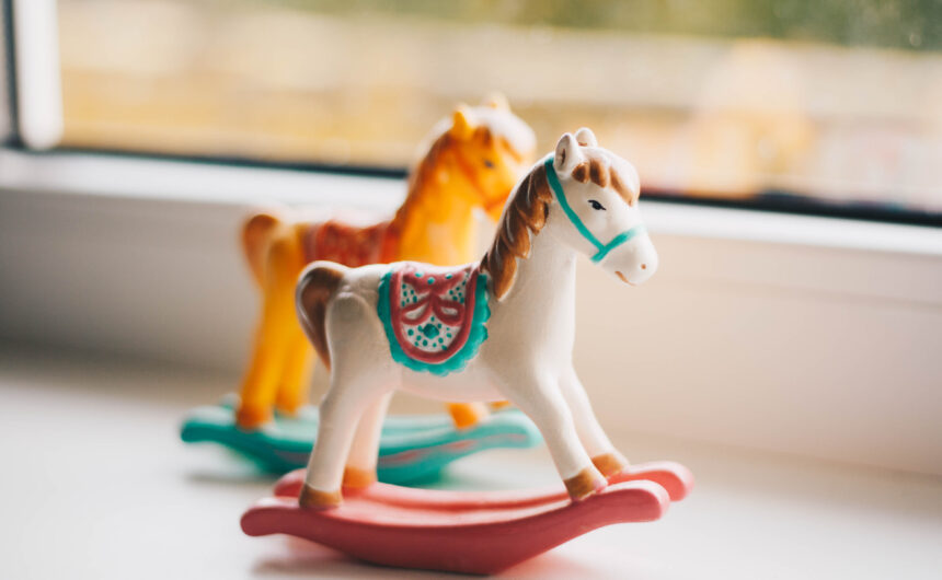 small-toy-horses-for-kids-on-windowsill-712857 Aiuto in Reparto